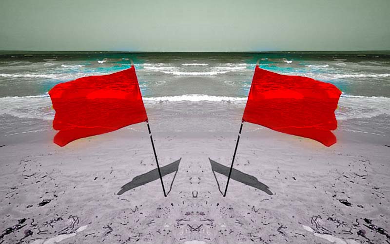 czerwona flaga na plaży