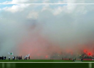 Legia gra, stadion dymi!