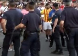 Policja już bije kibiców w Marsylii!